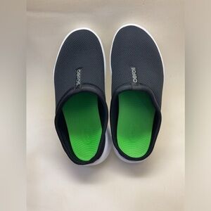 OOFOS men’s sport mule-white/black size 13-never worn